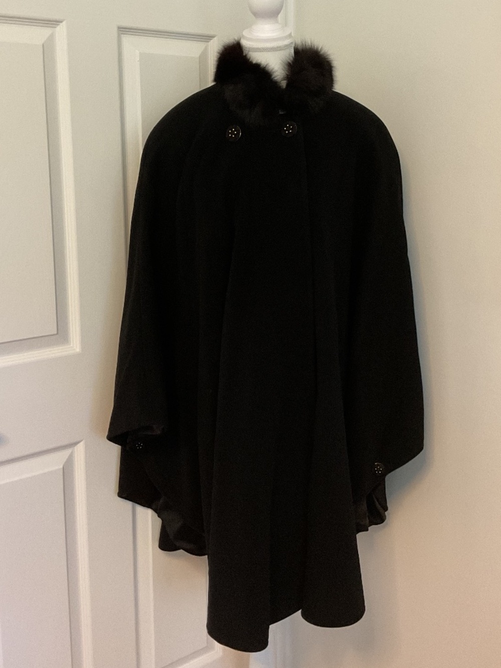⭐️ Vintage Martoni Fashions Black Wool-Cashmere Cape Genuine Fur Collar